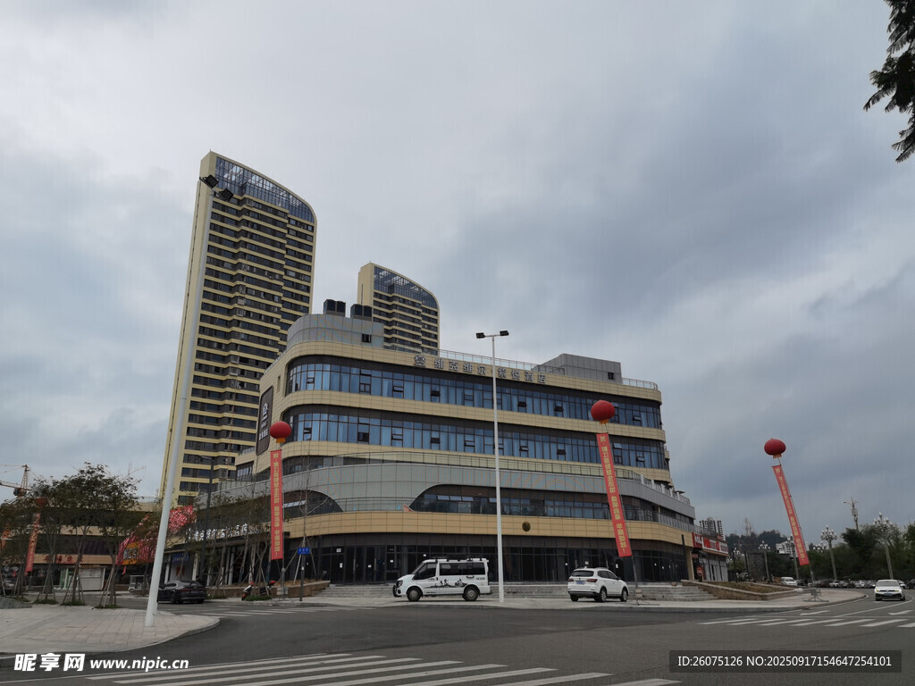 城市街景中的現(xiàn)代建筑群