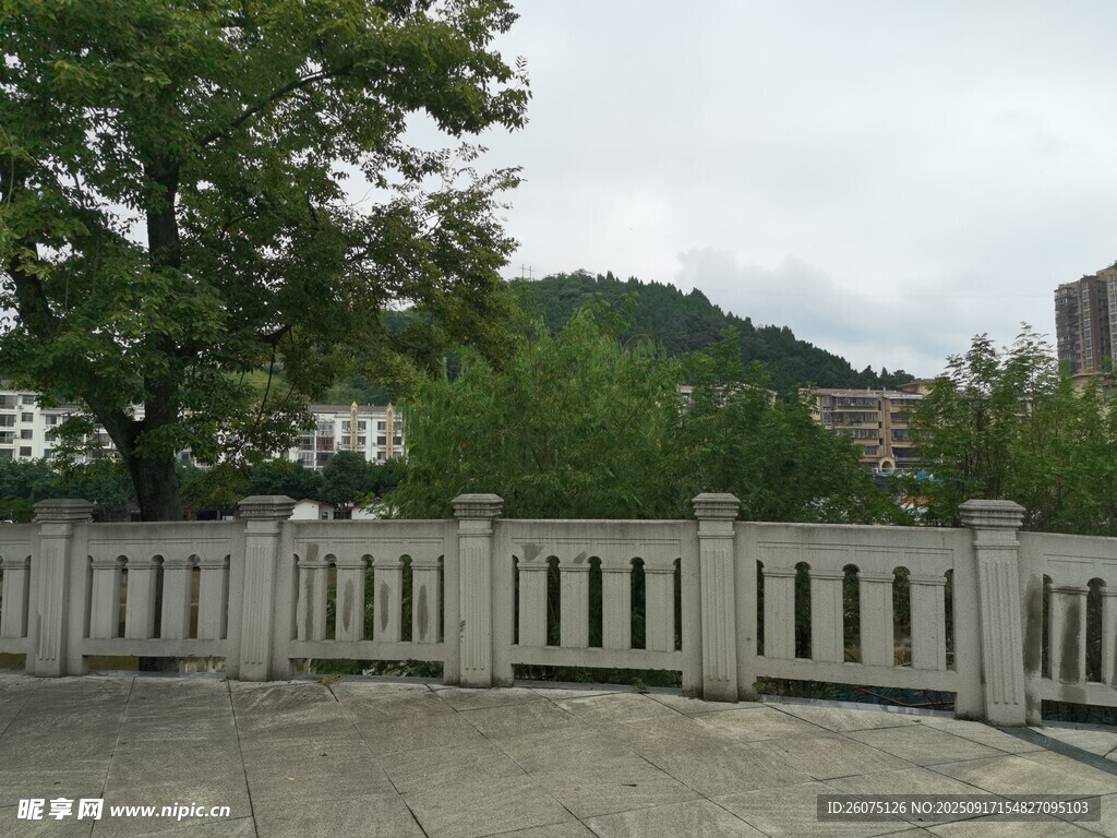戶外石質(zhì)圍欄景觀