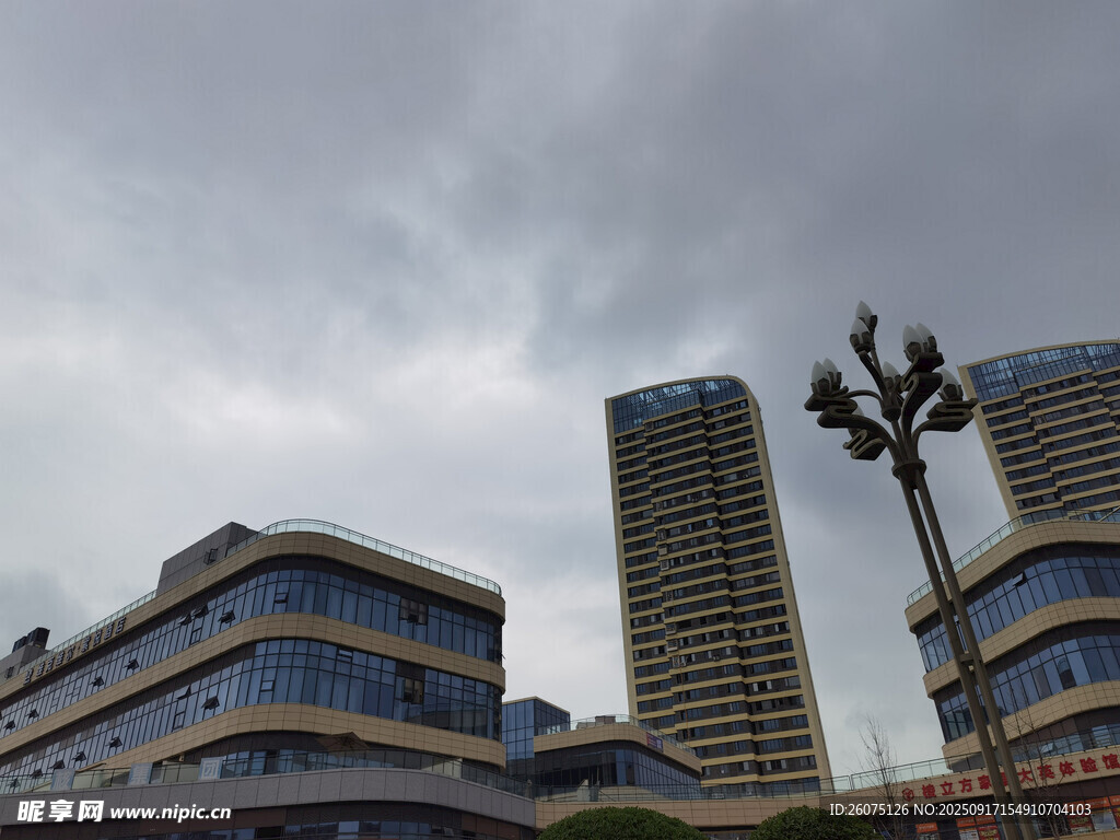 城市高樓與陰沉天空景觀