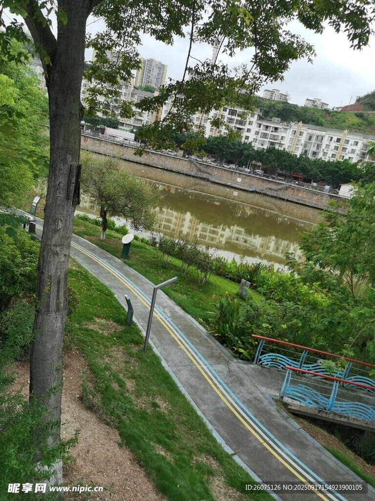 城市河畔蜿蜒步道景觀