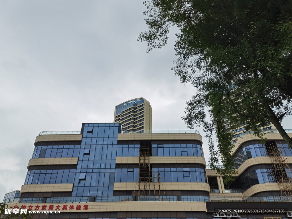 現(xiàn)代風(fēng)格多層建筑外觀