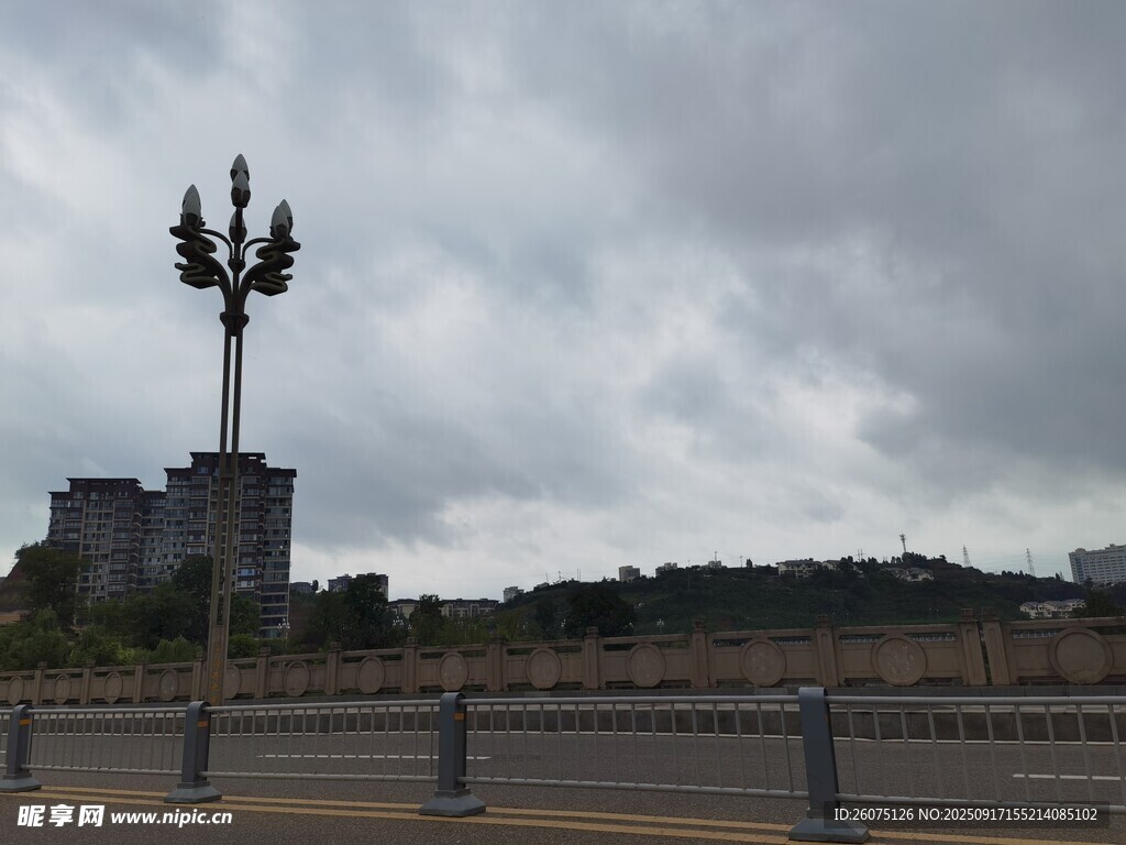 城市道路旁的獨(dú)特路燈景觀