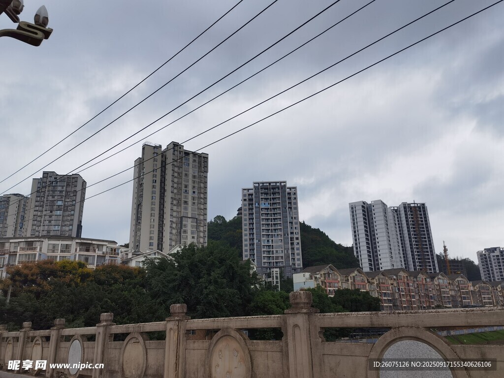 城市高樓與架空電線景觀
