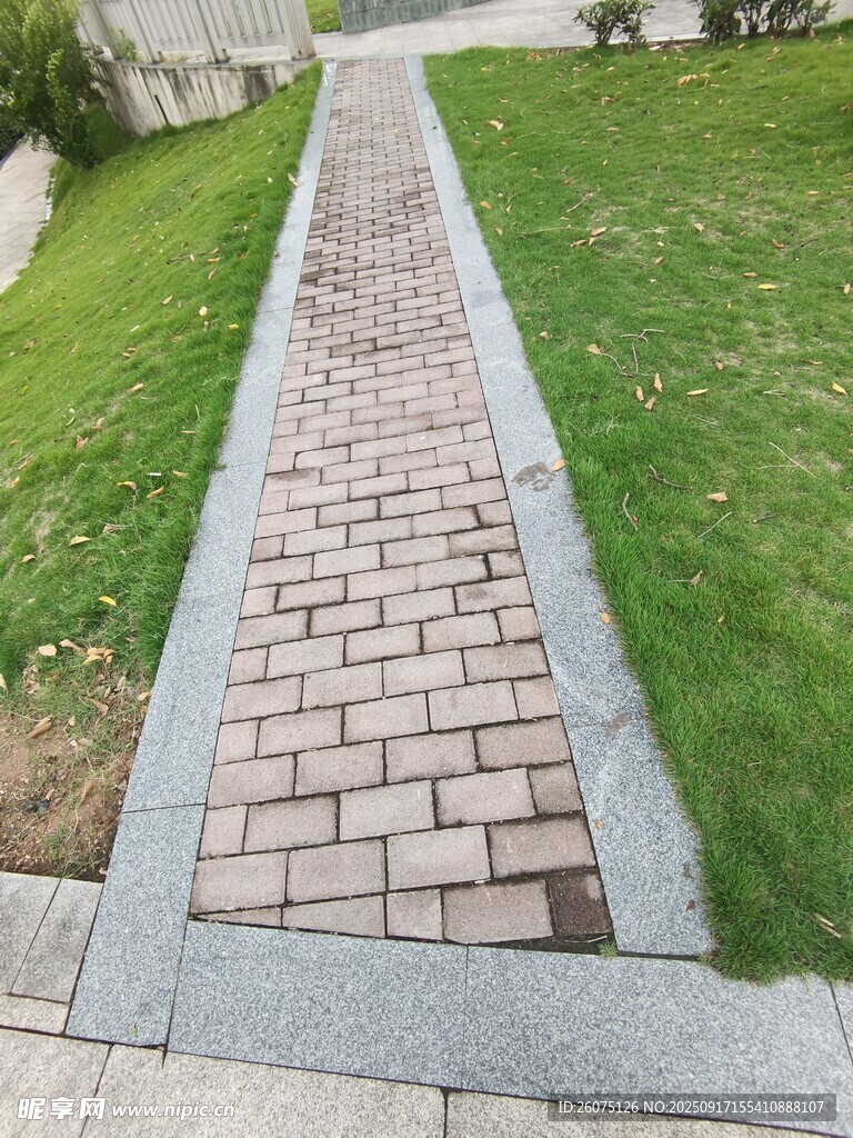磚石鋪就的整潔戶外小徑