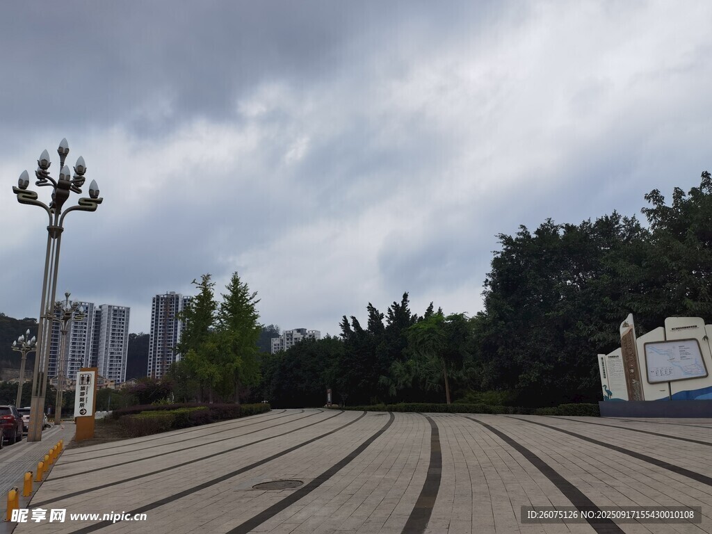 廣場風(fēng)景天空樹木與路燈