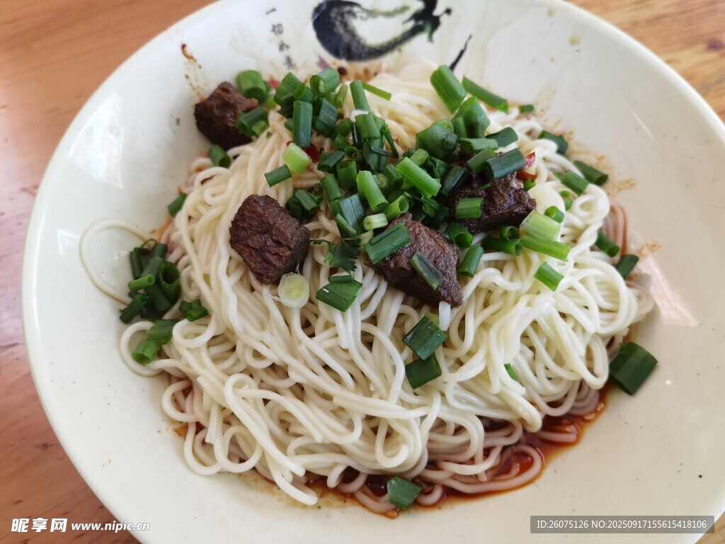 美味蔥花牛肉拌面