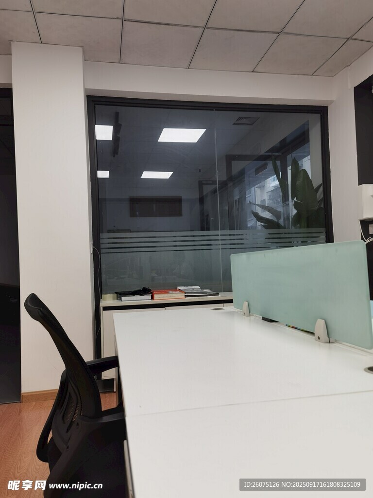 空曠現(xiàn)代辦公室室內(nèi)場景