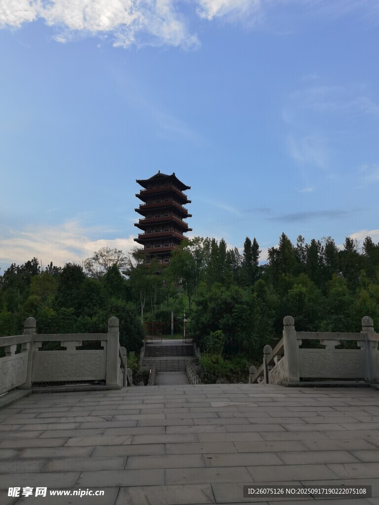 古塔立于開闊景致中