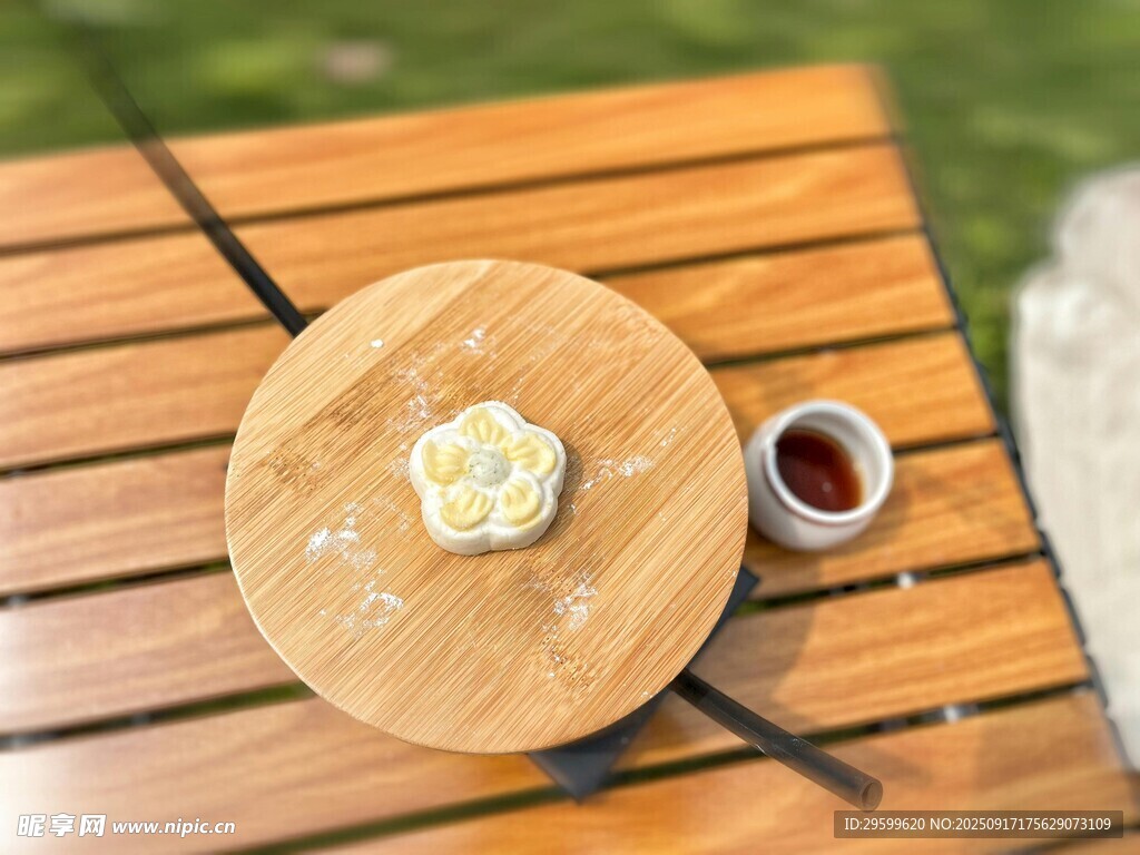 戶外木桌的精致茶點(diǎn)