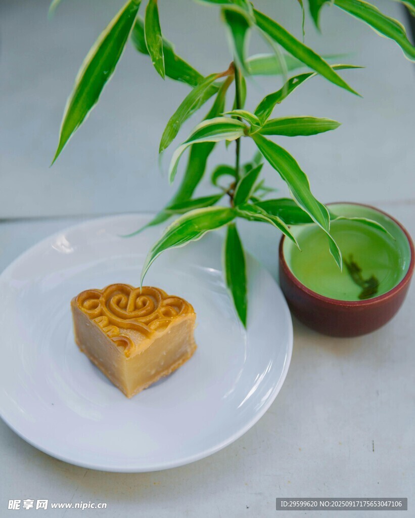 中式月餅配綠植雅致畫面