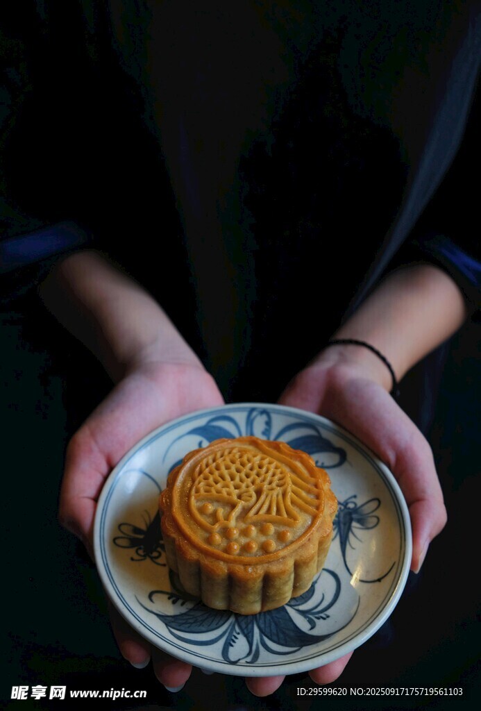 手中的精美傳統(tǒng)月餅