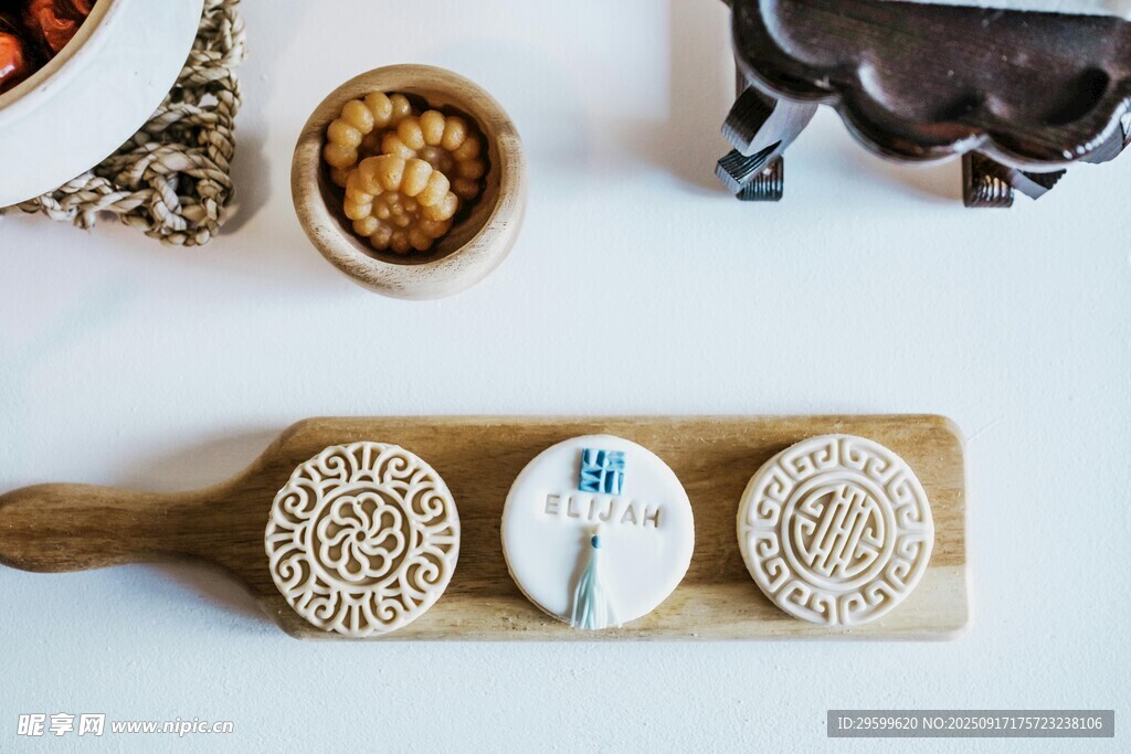 中式糕點(diǎn)擺放在木盤上