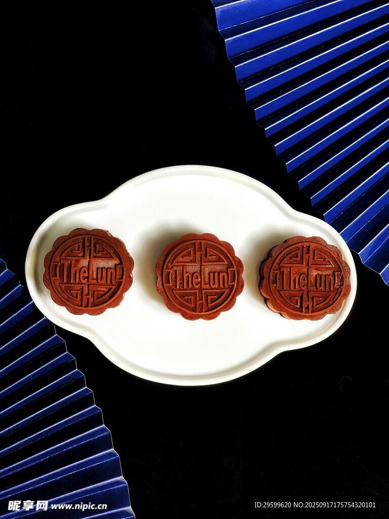 精致中式點(diǎn)心擺放在盤上