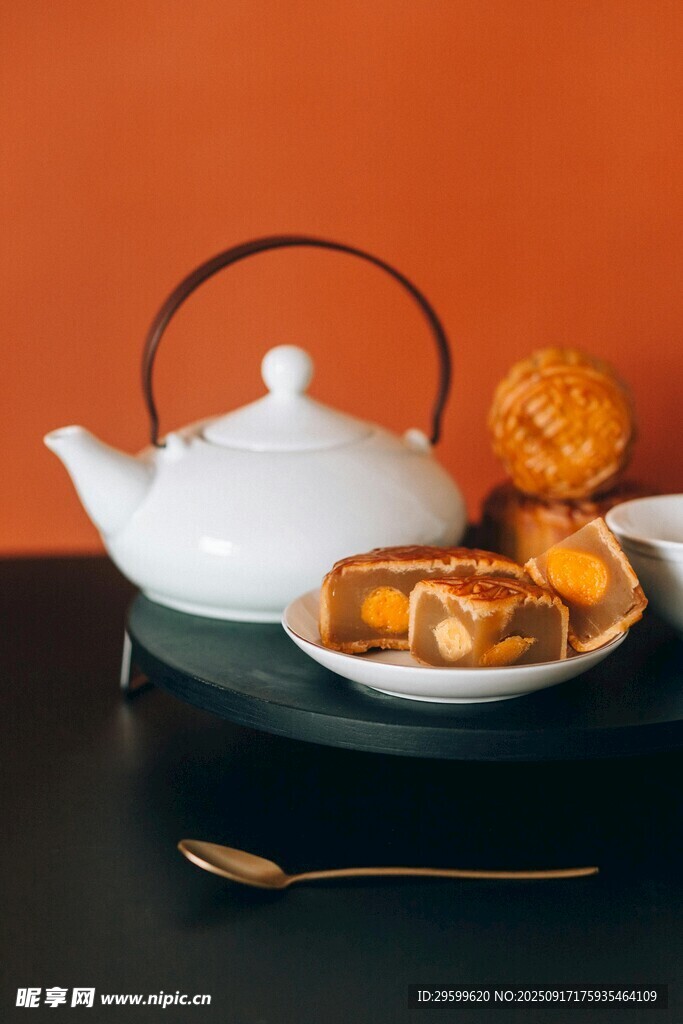 優(yōu)雅茶具搭配精致點心