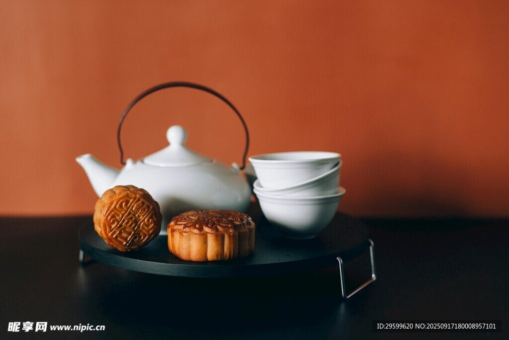 中式茶具與點心靜物圖