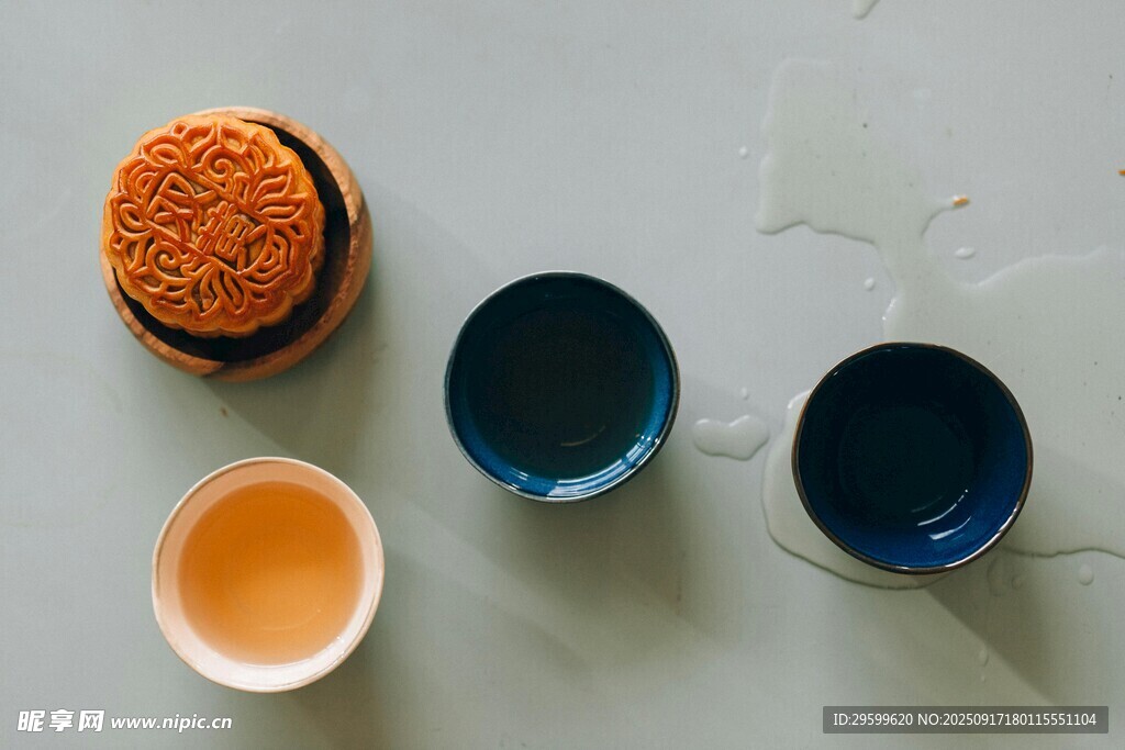 中式茶點(diǎn)與茶具組合
