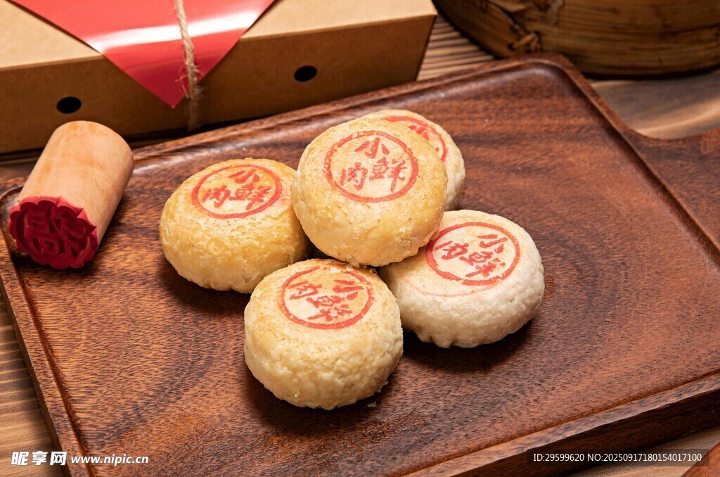 傳統(tǒng)中式糕點(diǎn)擺放在木盤上