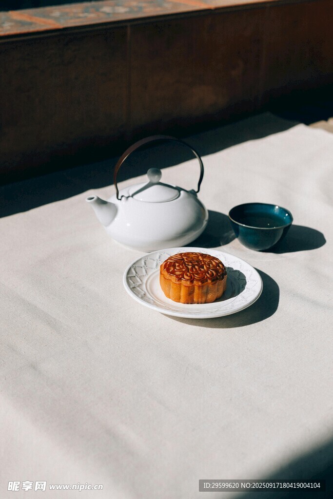 中式茶點(diǎn)與茶壺靜物圖