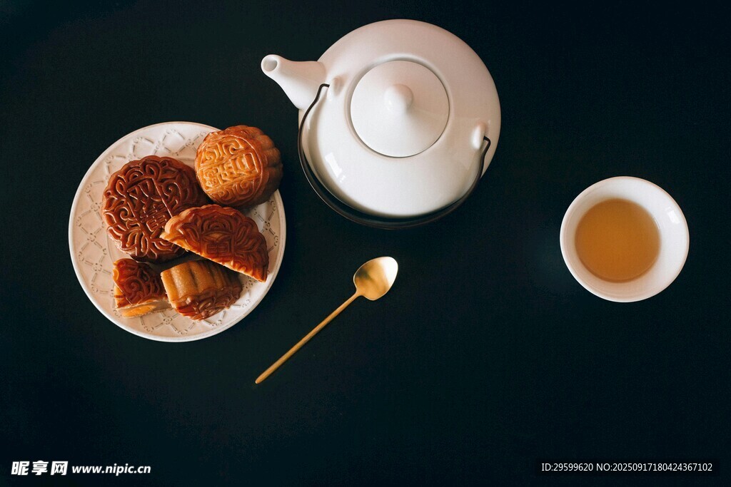 茶壺點(diǎn)心與茶的愜意組合