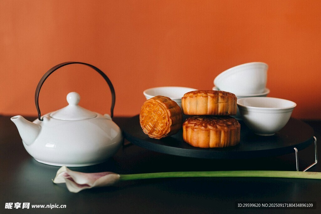 中式茶具與點(diǎn)心的雅致組合