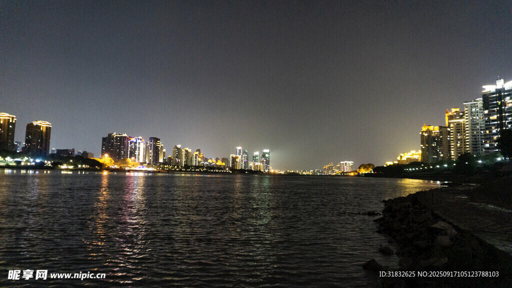 城市河畔璀璨夜景