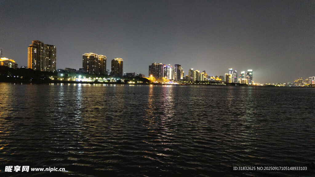 城市夜景下的靜謐水域