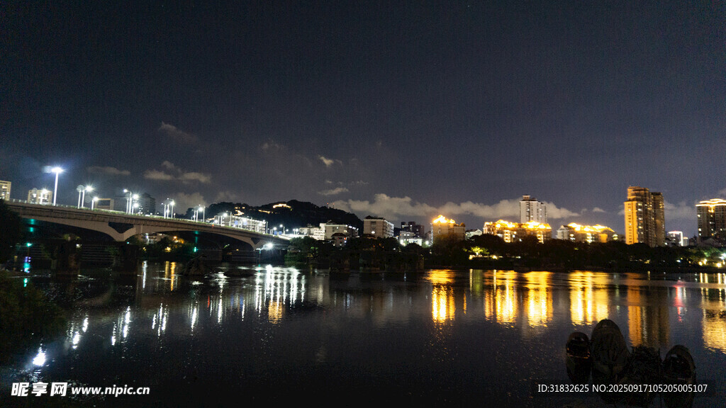城市湖畔璀璨夜景