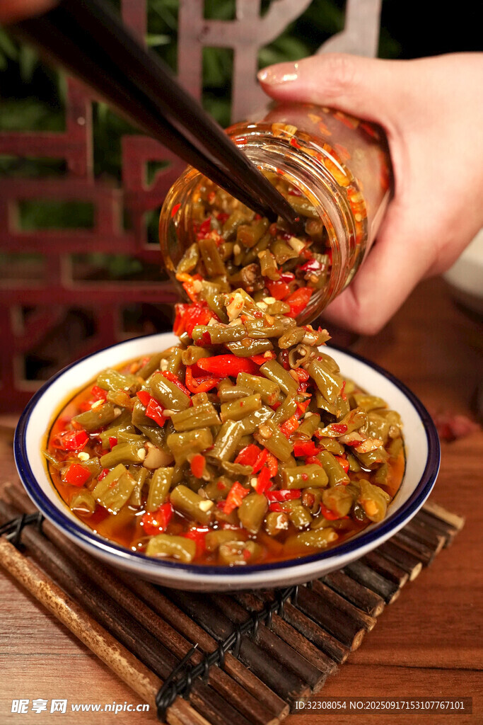 美味腌菜倒入碗中
