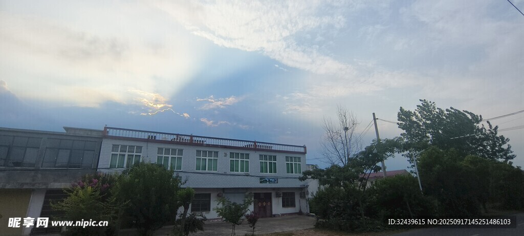 黃昏下的建筑與天空景色