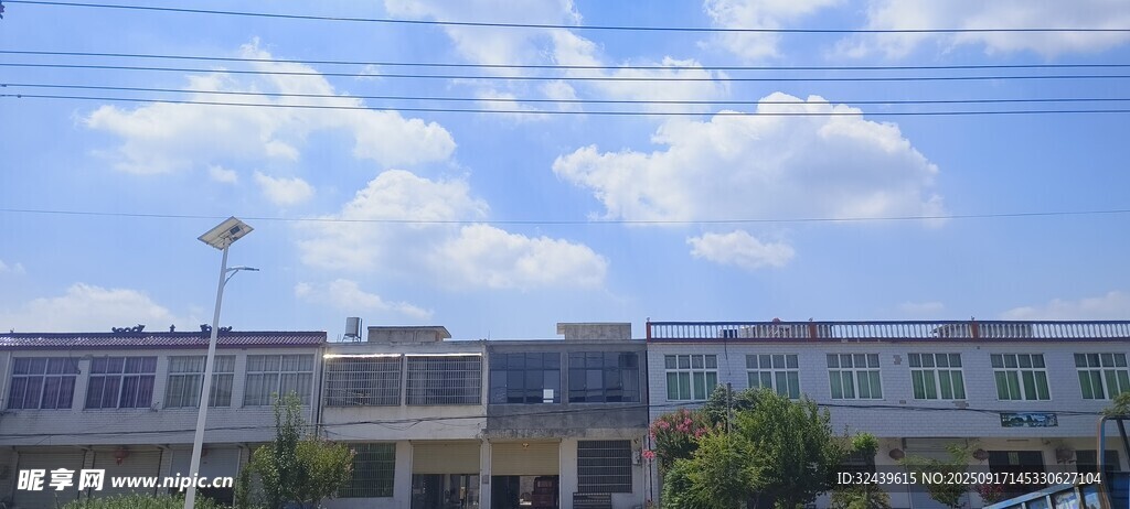 藍(lán)天白云下的現(xiàn)代建筑群