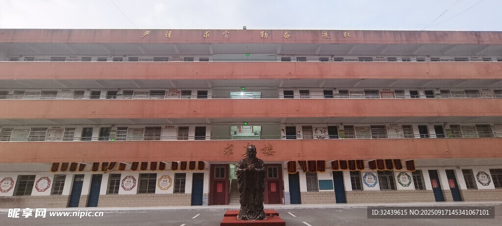 紅磚建筑整齊排列