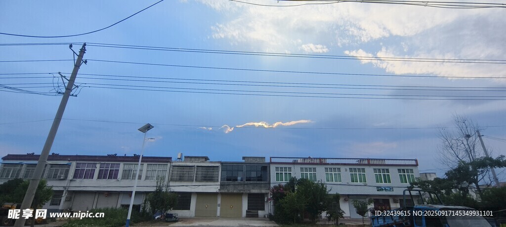 城市天際線與藍(lán)天白云