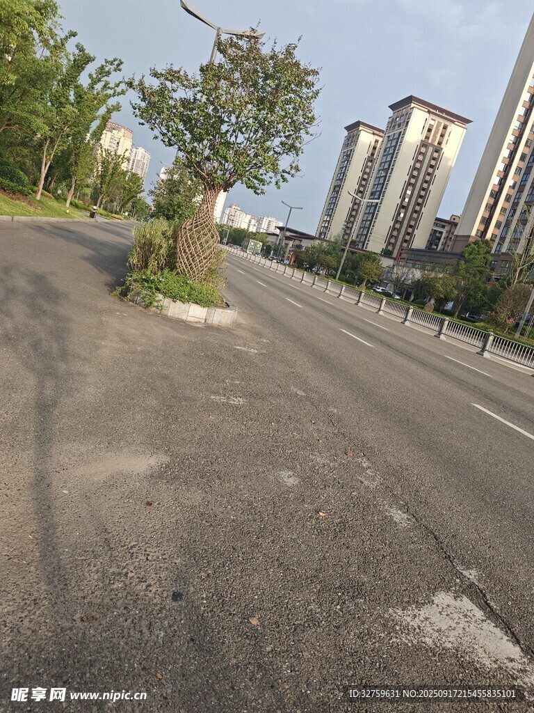 城市空曠道路與周邊建筑