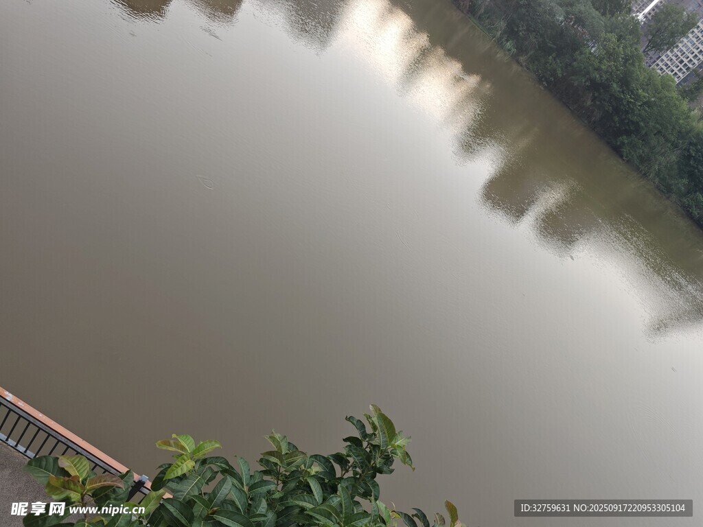 平靜湖面倒映城市景象