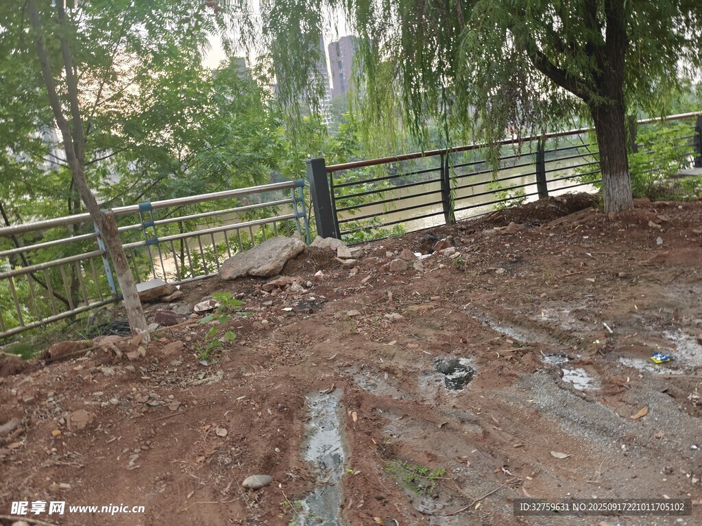 戶外圍欄旁的泥土地場景