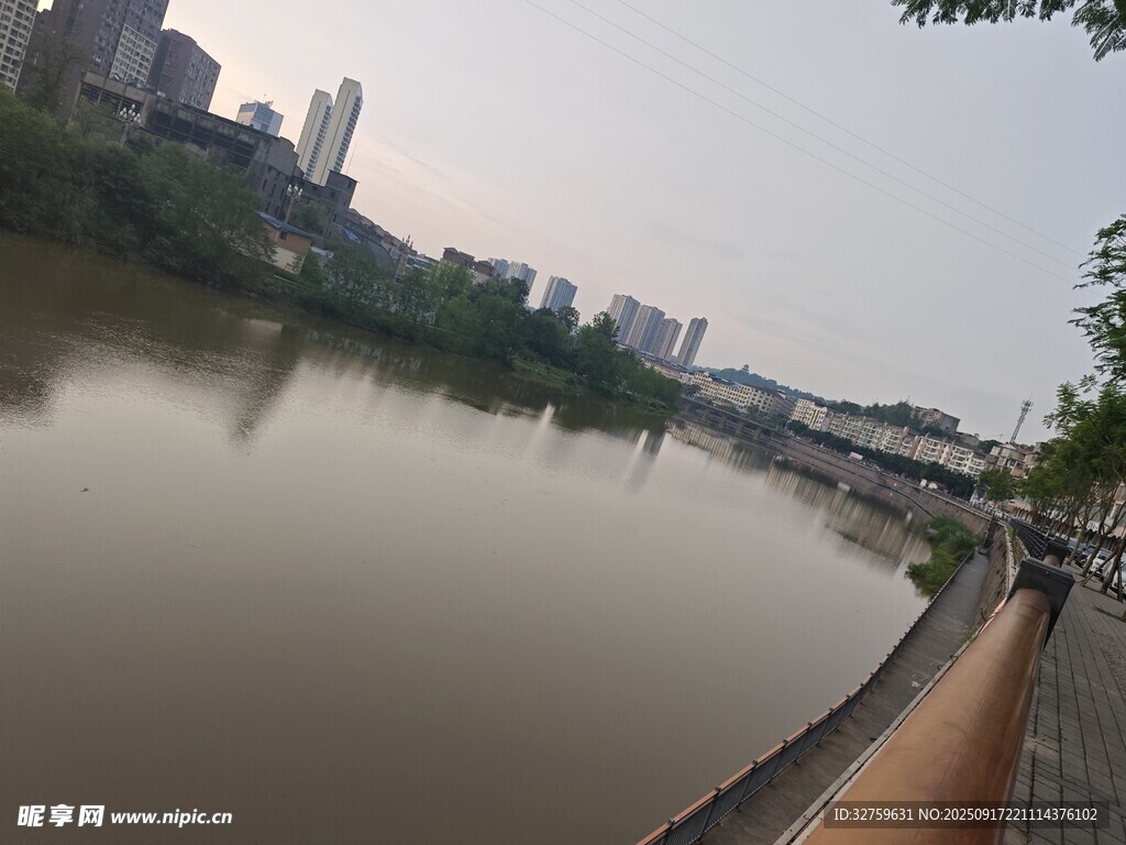 河畔城市風光