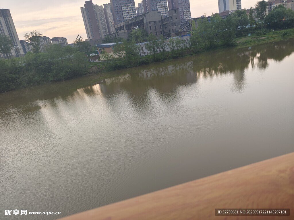 城市湖畔風(fēng)景