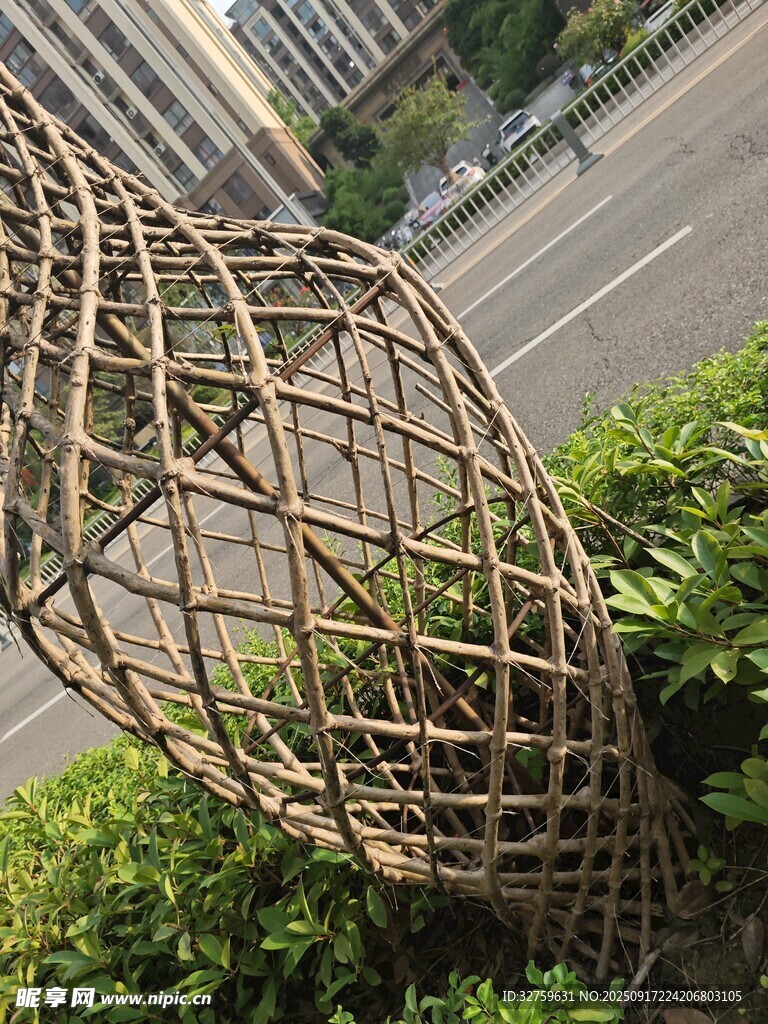 城市街頭的金屬編織雕塑