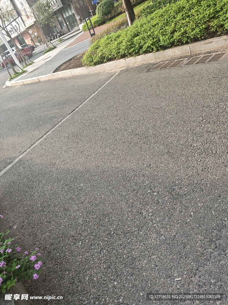 城市道路邊的平整路面