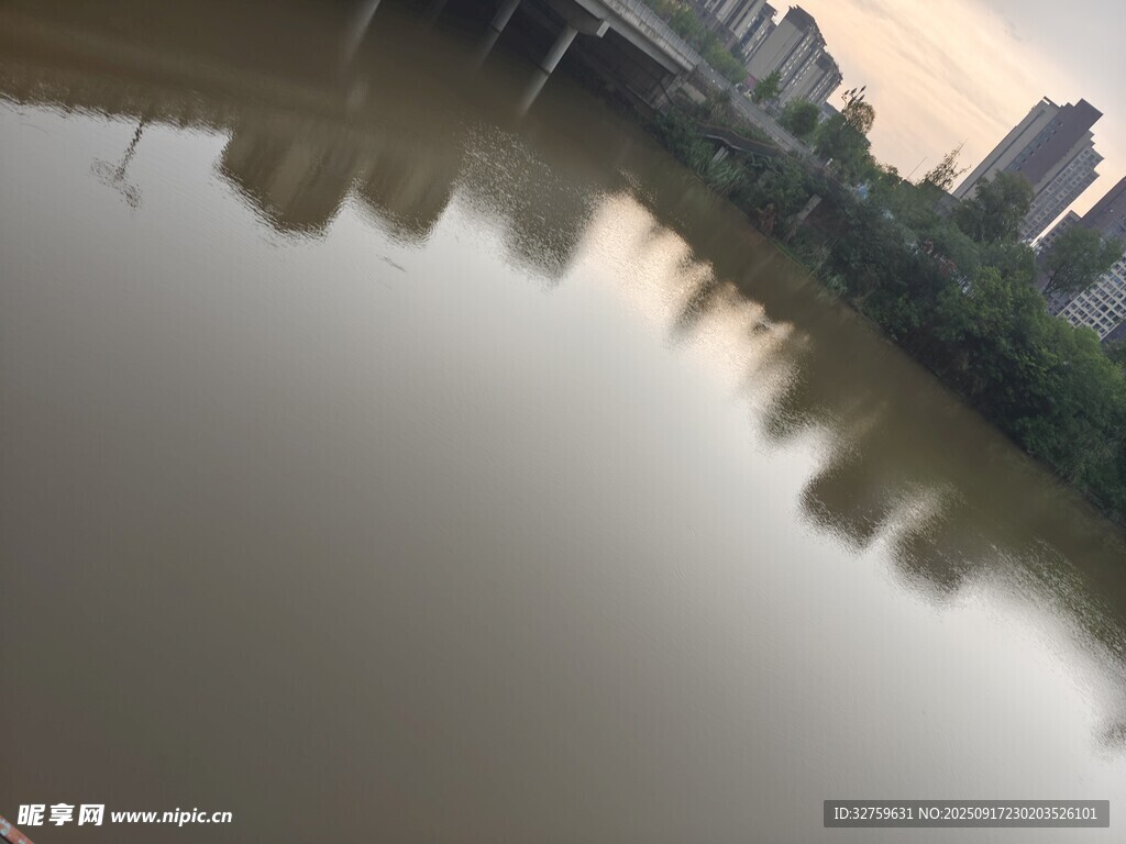 城市河畔倒影景觀