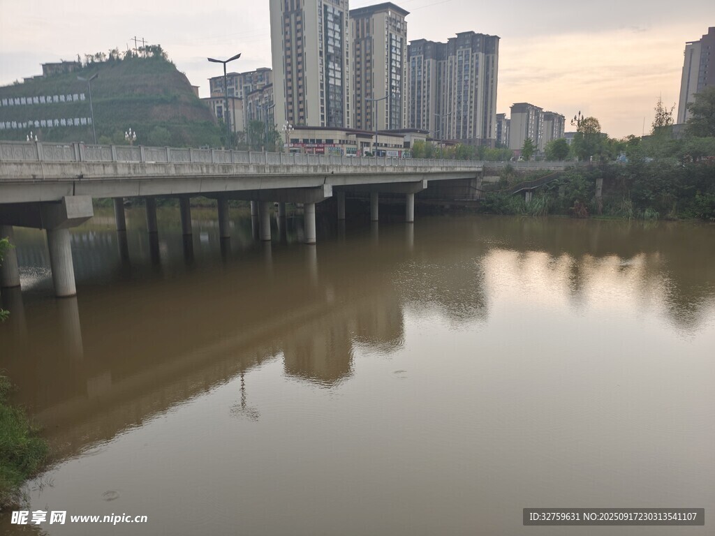 城市河畔橋梁風(fēng)景