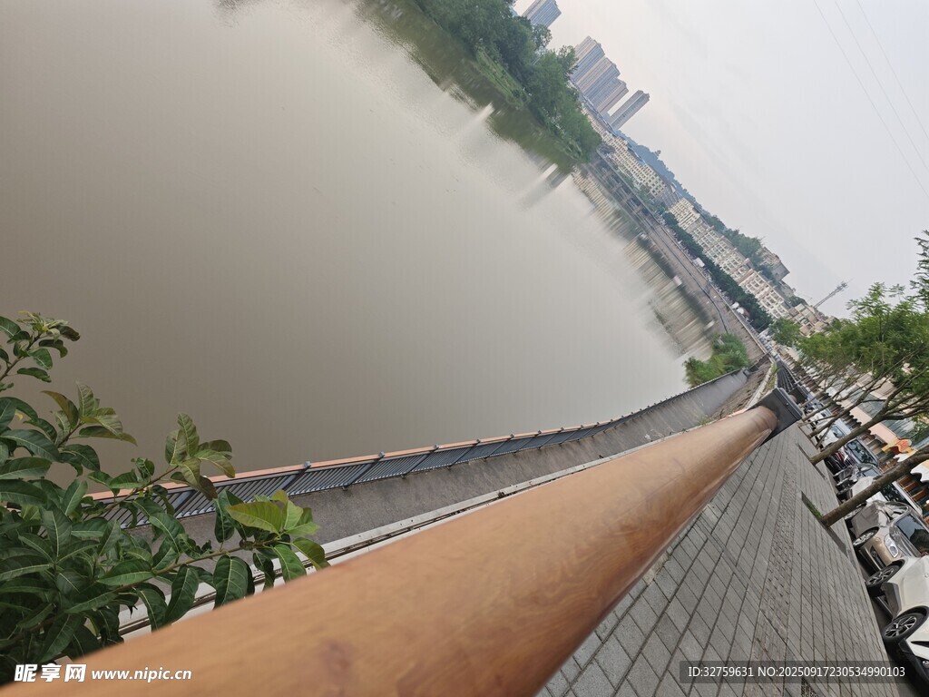 江邊護欄外的城市江景