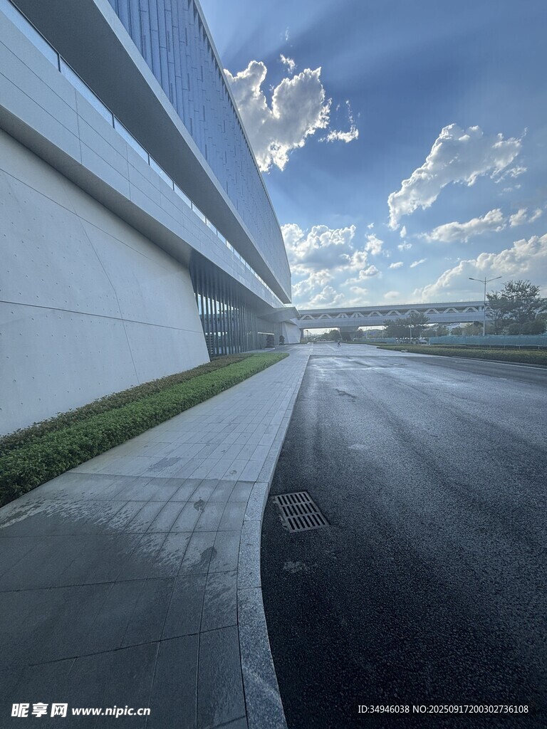 空曠道路與藍天白云景象
