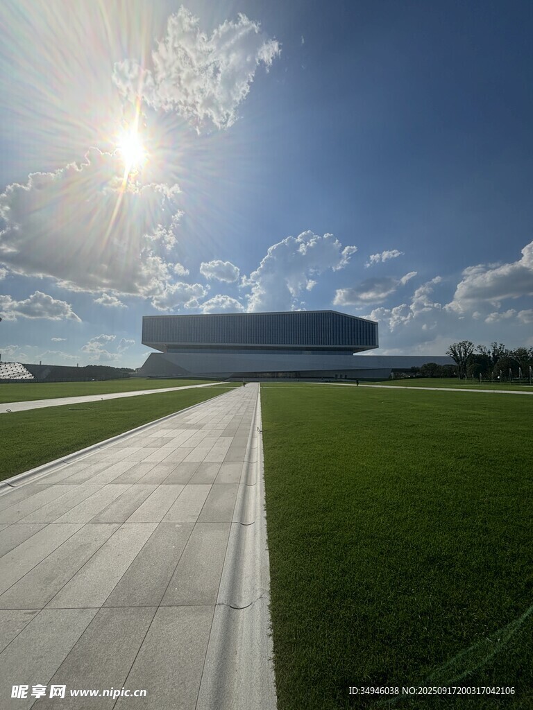 寬闊跑道旁的開闊綠地景觀