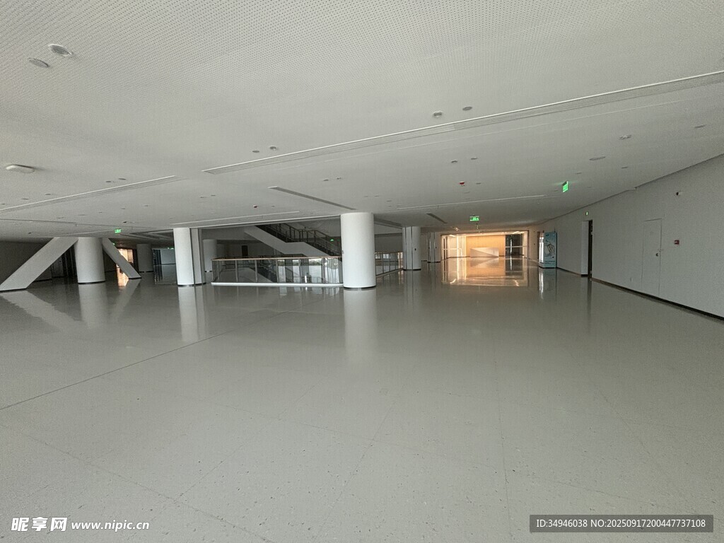 空曠現(xiàn)代化室內(nèi)空間場景