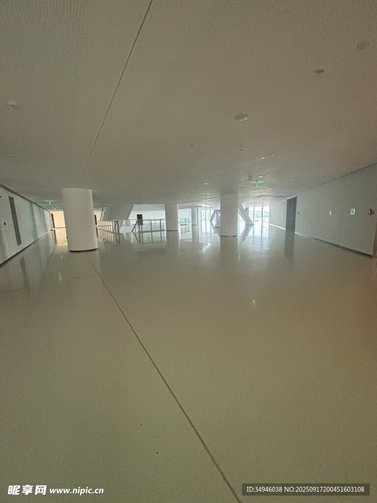空曠明亮的室內(nèi)走廊空間
