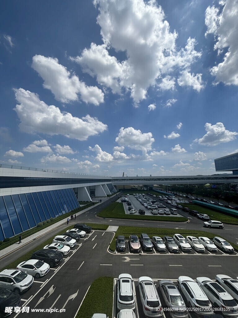 俯瞰城市停車場與水域景觀