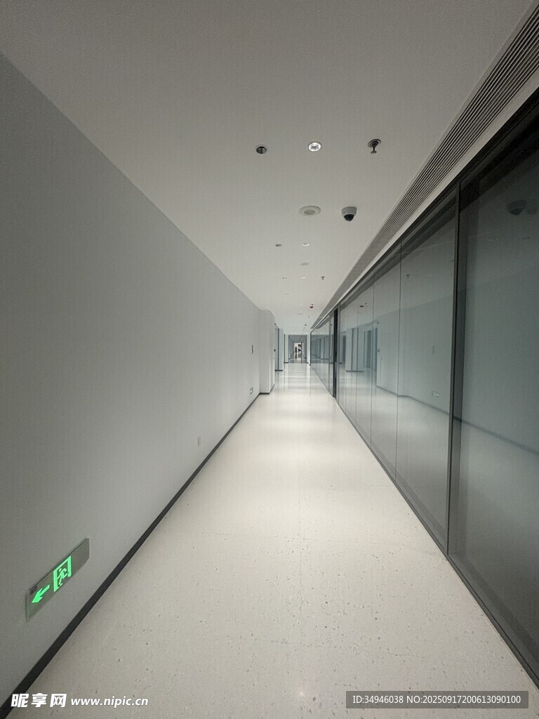 現(xiàn)代簡約風格的空曠走廊