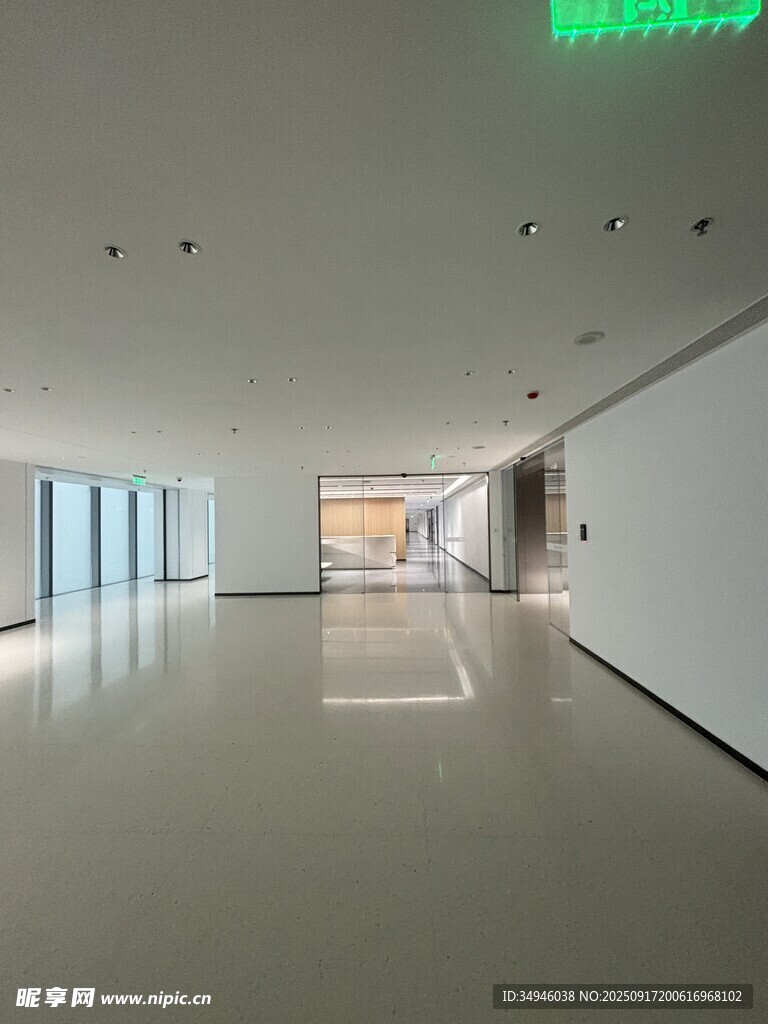現(xiàn)代寬敞明亮的室內(nèi)空間