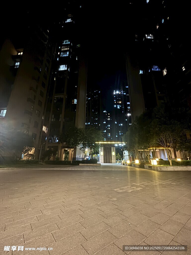 城市夜晚廣場的璀璨燈火
